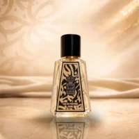 زجاجة عطر 30 مللي بتصميم أنيق من متجر شيخ العطور في مصر، مثالية كـ افضل برفان رجالى للسفر والحقيبة.