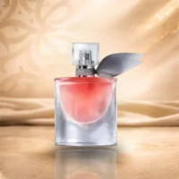 زجاجة عطر لافي بيل المستوحاة للنساء، أرقى تركيب عطور فرنسية بتركيز عالٍ متوفرة في متجر شيخ العطور بمصر.